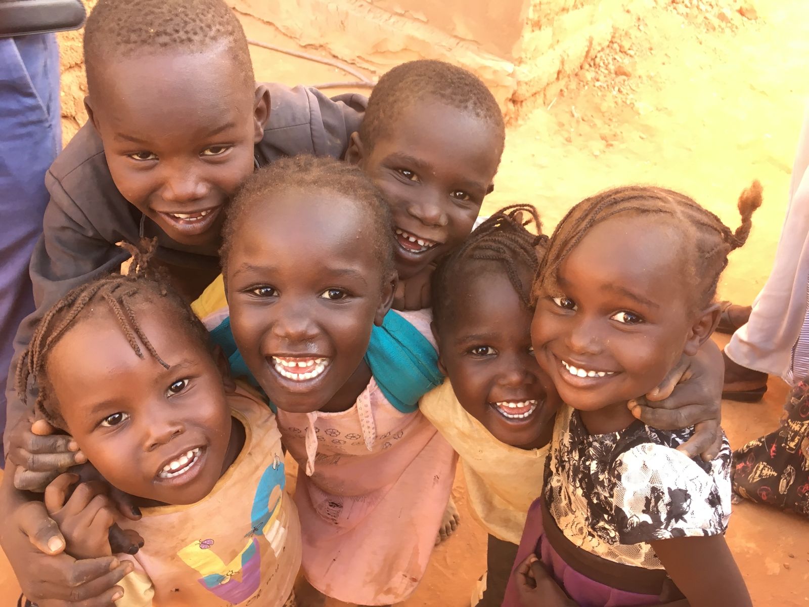 Des enfants rieurs serrés les uns contre les autres
