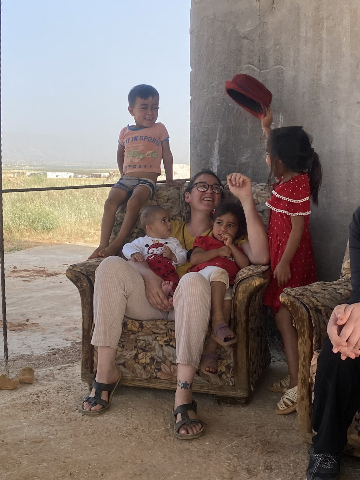 Une missionnaire de Naïm entourée d'enfants pendant la mission
