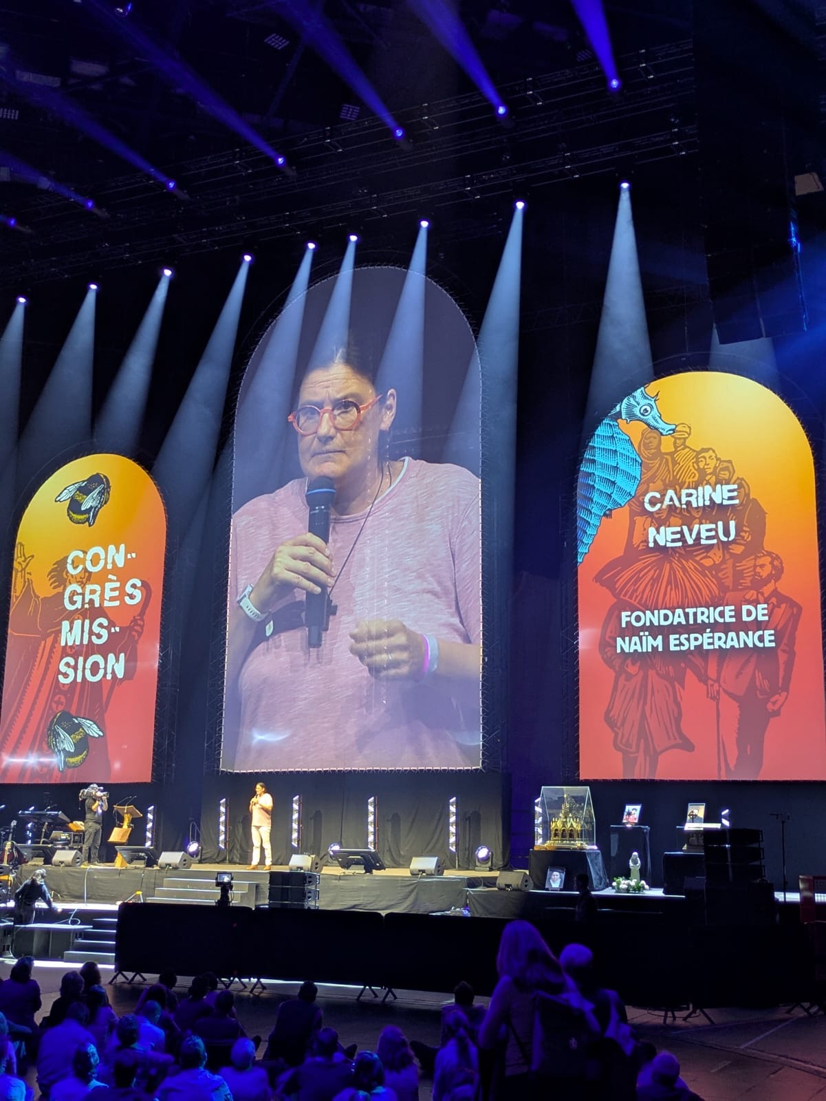 Carine Neveu témoignant sur la scène d'un congrès mission