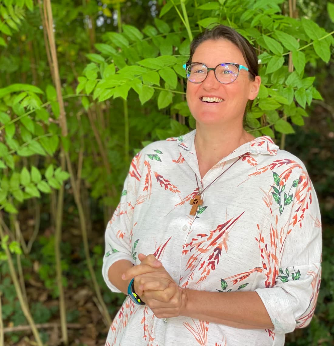 Portrait de Carine Neveu, fondatrice de Naïm, souriante en extérieur